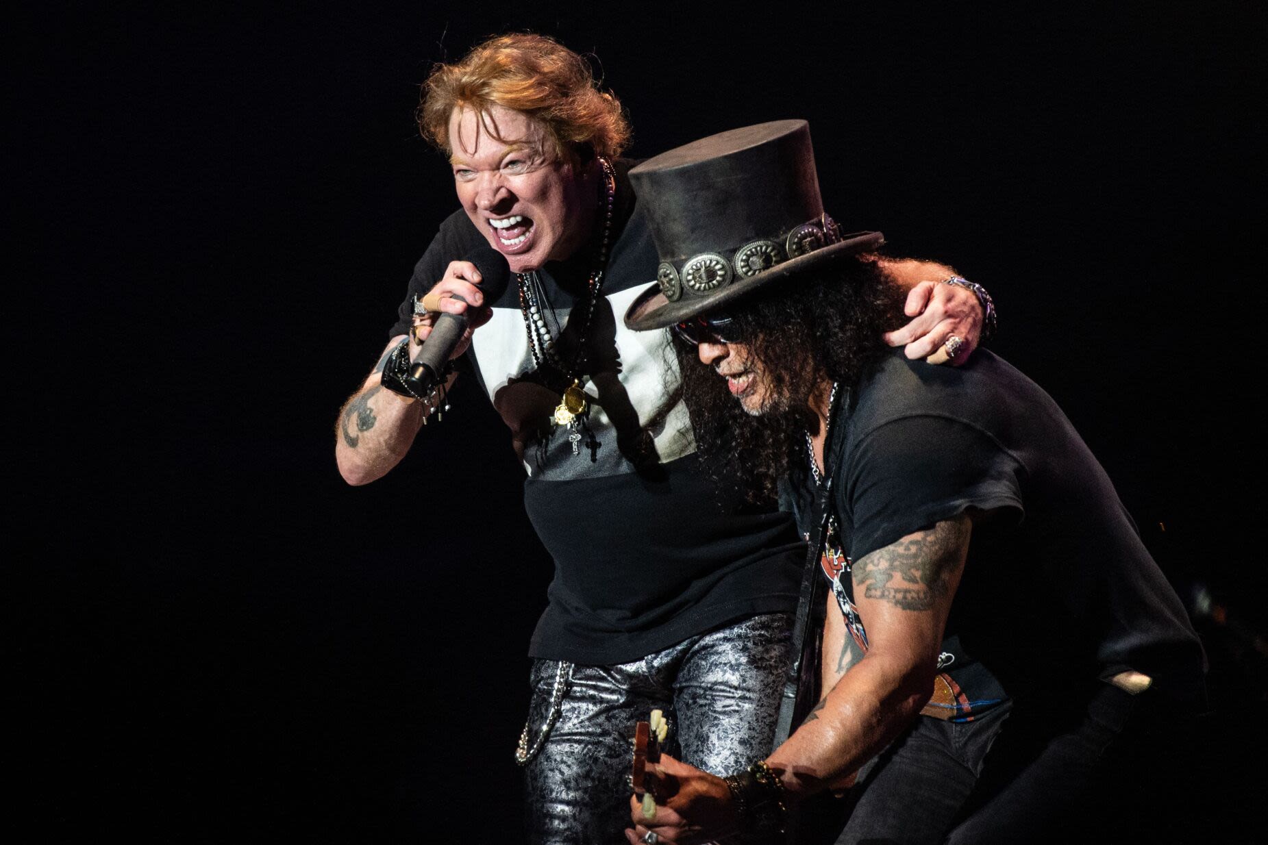Axl Rose (vocalista dos Guns n` Roses) cantando ao lado de Slash (guitarrista da banda)